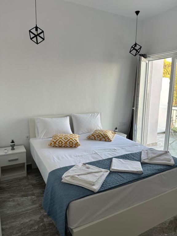 Ένα ή περισσότερα κρεβάτια σε δωμάτιο στο Pefki apartments