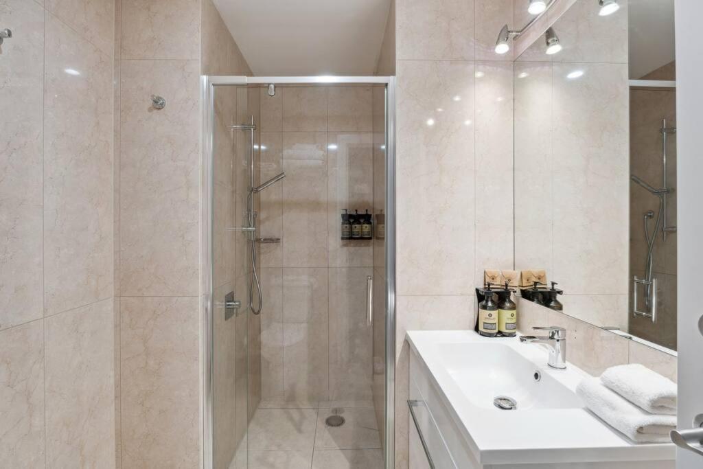 The Beacon - 2 Bedroom Town Centre Apartment 620 - Resim 3