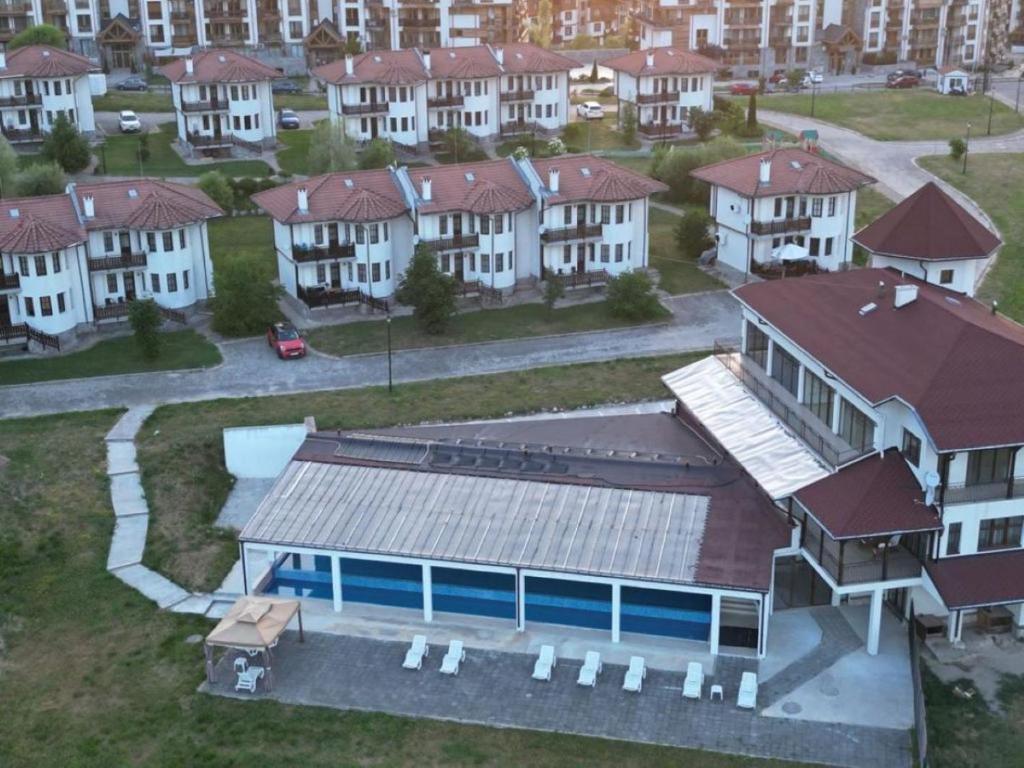 una vista aérea de un barrio residencial con casas en Pinerose Resort, en Bansko