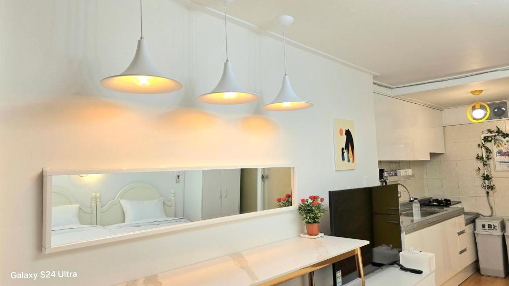 une cuisine avec un grand miroir sur le mur dans l'établissement Gyeongbokgung Stay - Two Bedrooms, à Séoul