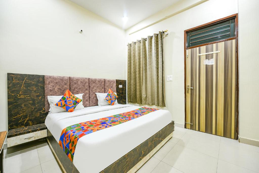 1 dormitorio con 1 cama grande en una habitación en FabExpress Galaxy en Chandigarh