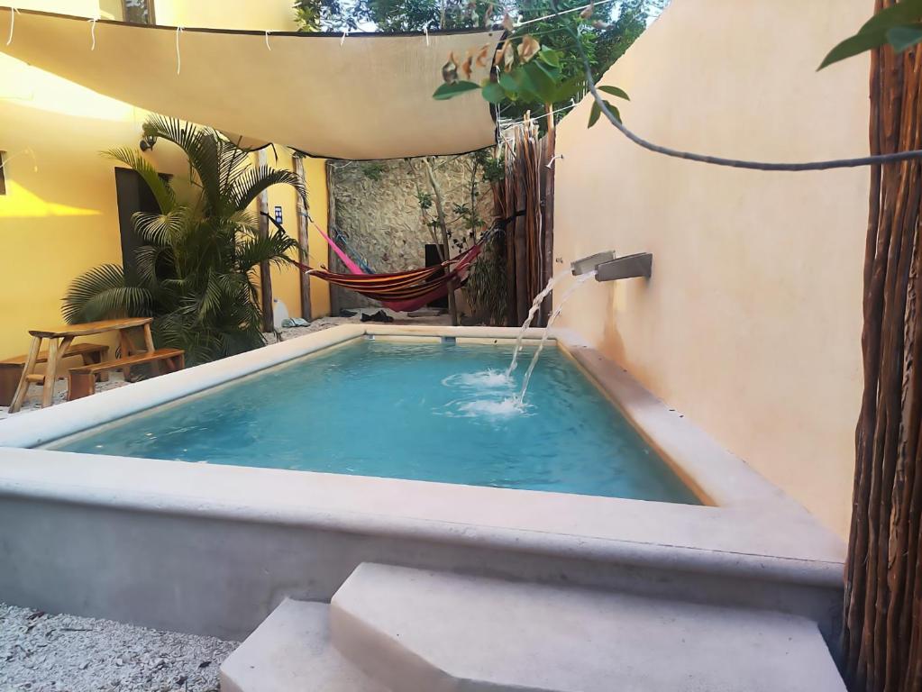 una bañera con una fuente de agua en un patio trasero en New friends hostel & Bar Adults Only, en Valladolid