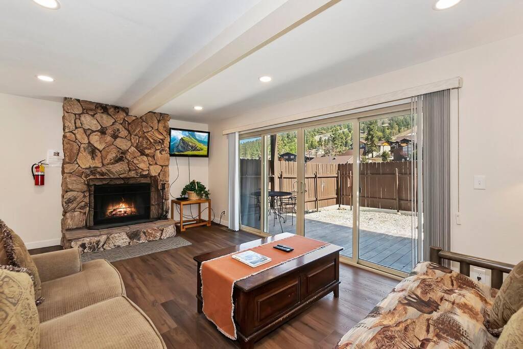 un soggiorno con divano e camino di Switzerland Summit A Ski In/out a Big Bear Lake