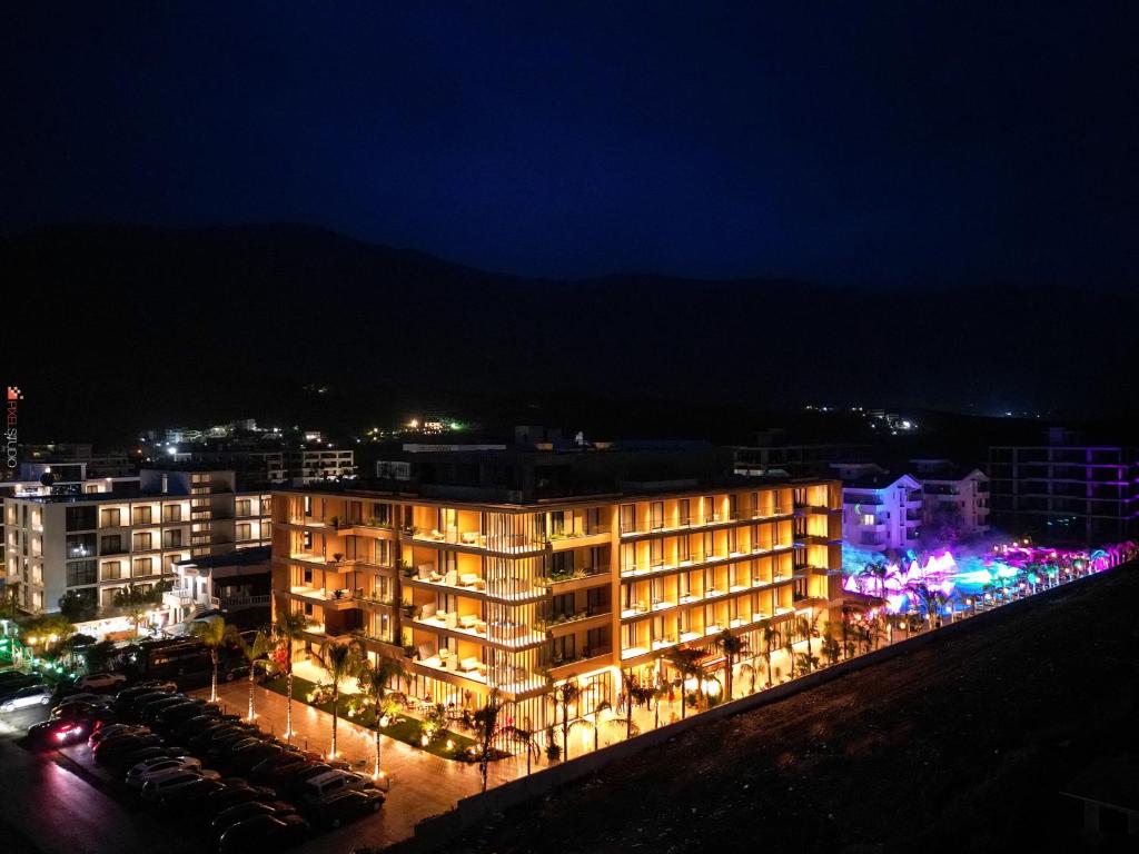 a view of a building at night with lights at Regina Palm Resort in Orikum