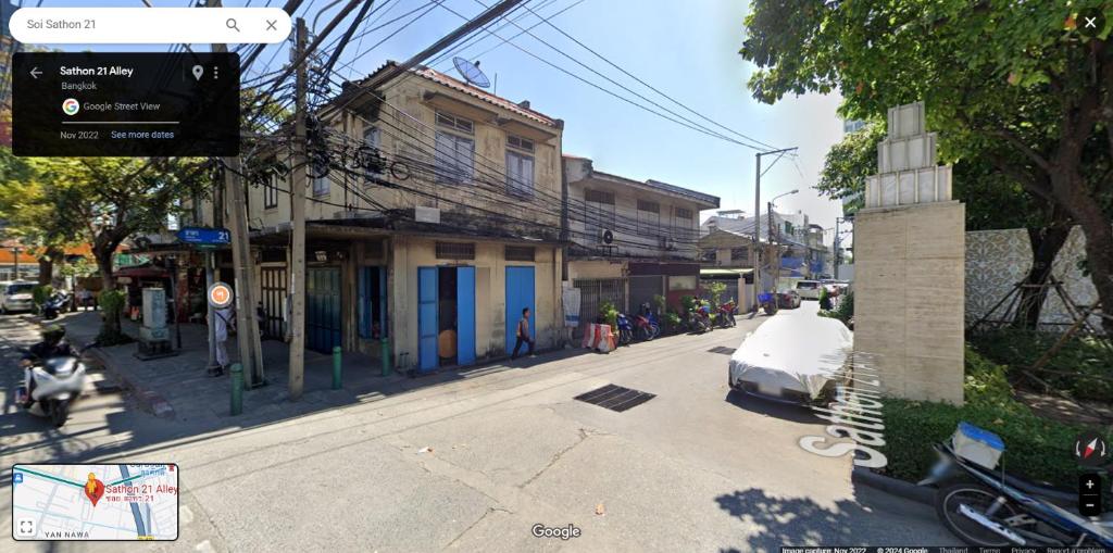 een weergave van een straat met een auto geparkeerd op straat bij Baan Sathorn 21 in Yan Nawa