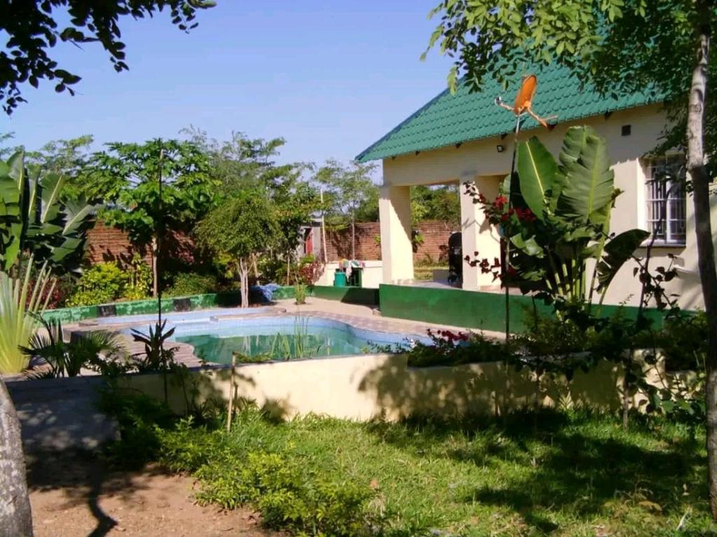 Der Swimmingpool an oder in der Nähe von LodgeB at TrojanFarm Nkhotakota