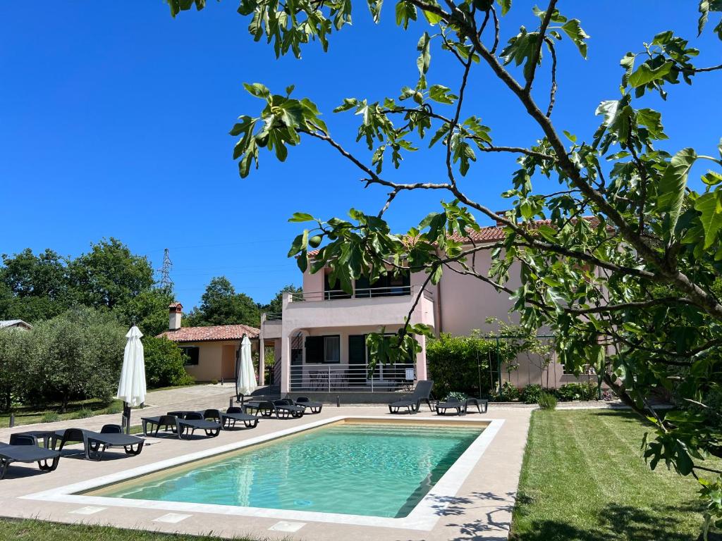 uma villa com uma piscina e uma casa em Villa Orka em Labin