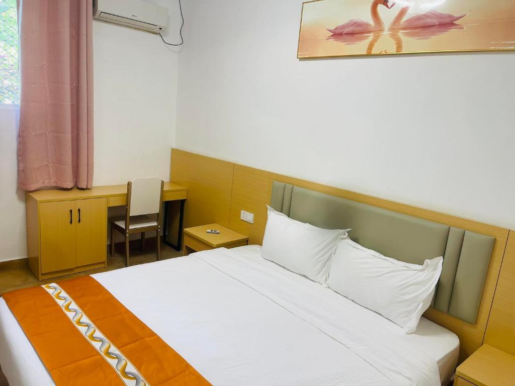 una camera d'albergo con letto e sedia di Le Better Inn Hotel a Port Vila