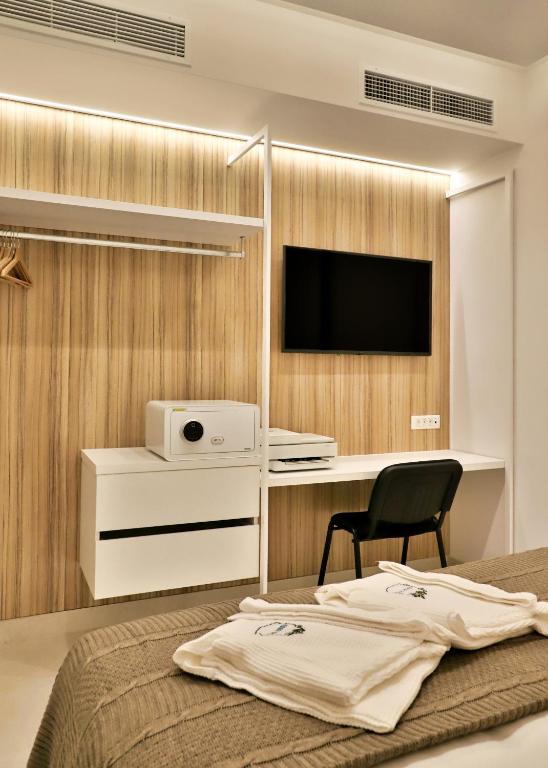 TV a/nebo společenská místnost v ubytování OLIVIA'S Villas