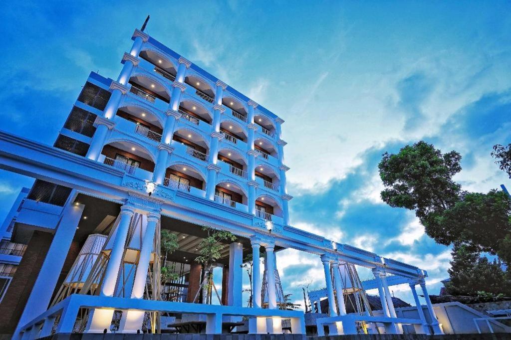 un gran edificio azul con un cielo en el fondo en Patra Malioboro Hotel, en Yogyakarta