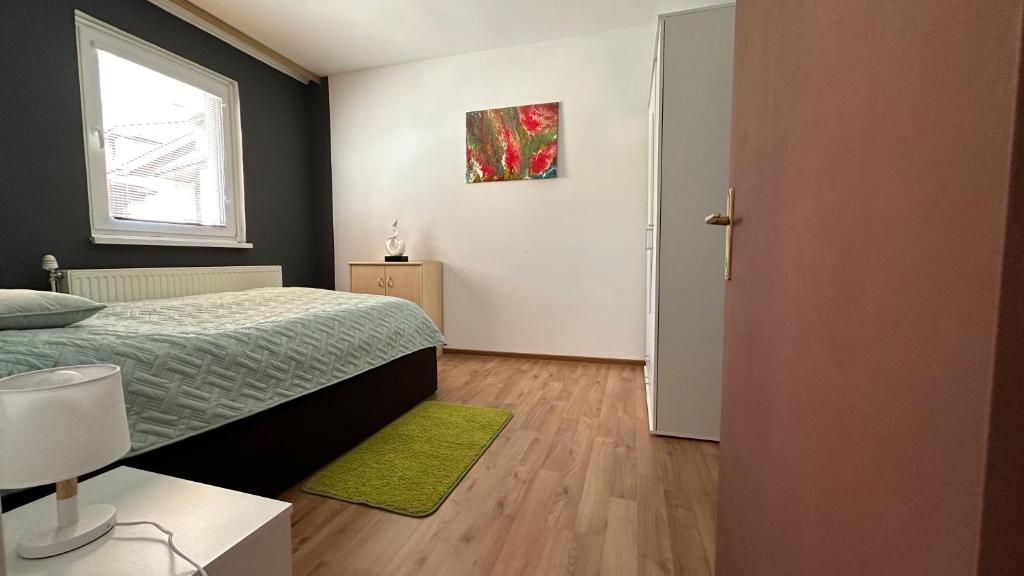 a small bedroom with a bed and a window at Ferienwohnung Casa Claudia in Liezen