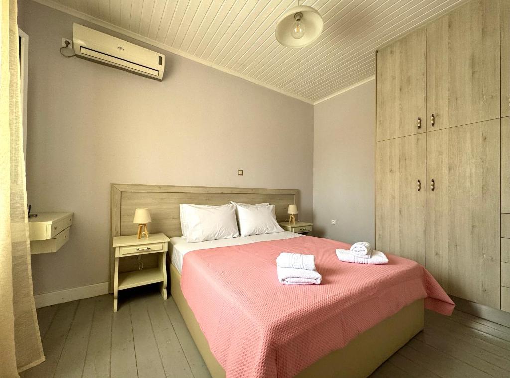 スパルティアにあるArmonia Apartment Spartiaのベッドルーム1室(ベッド1台、タオル2枚付)