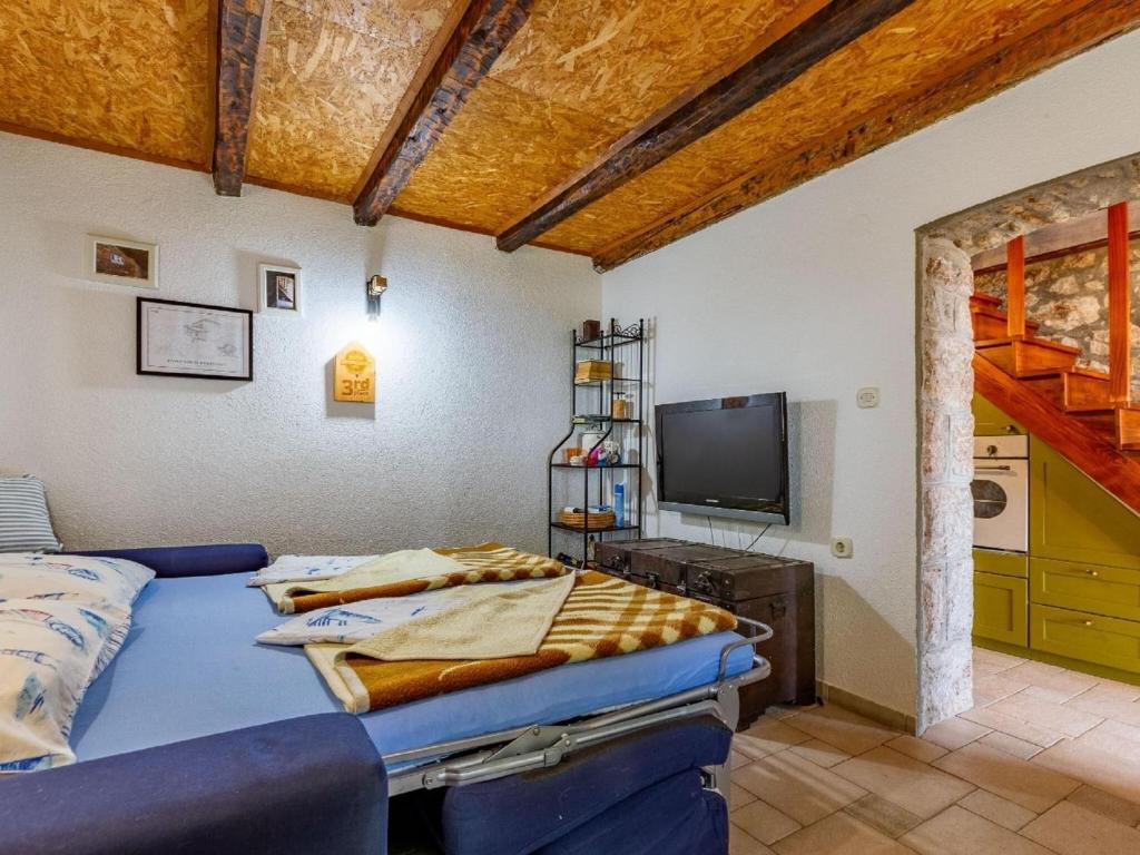 Telewizja i/lub zestaw kina domowego w obiekcie Holiday Home in Starigrad near Paklenica
