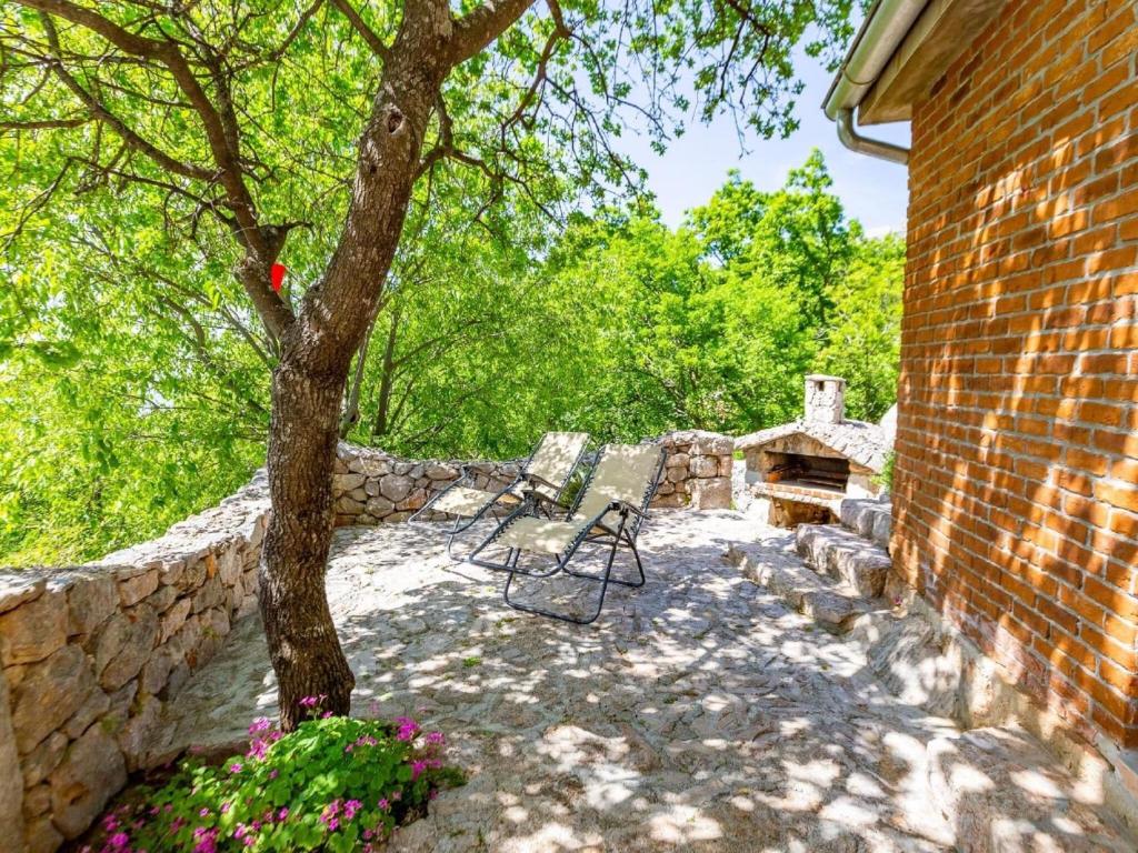 Ogród w obiekcie Holiday Home in Starigrad near Paklenica