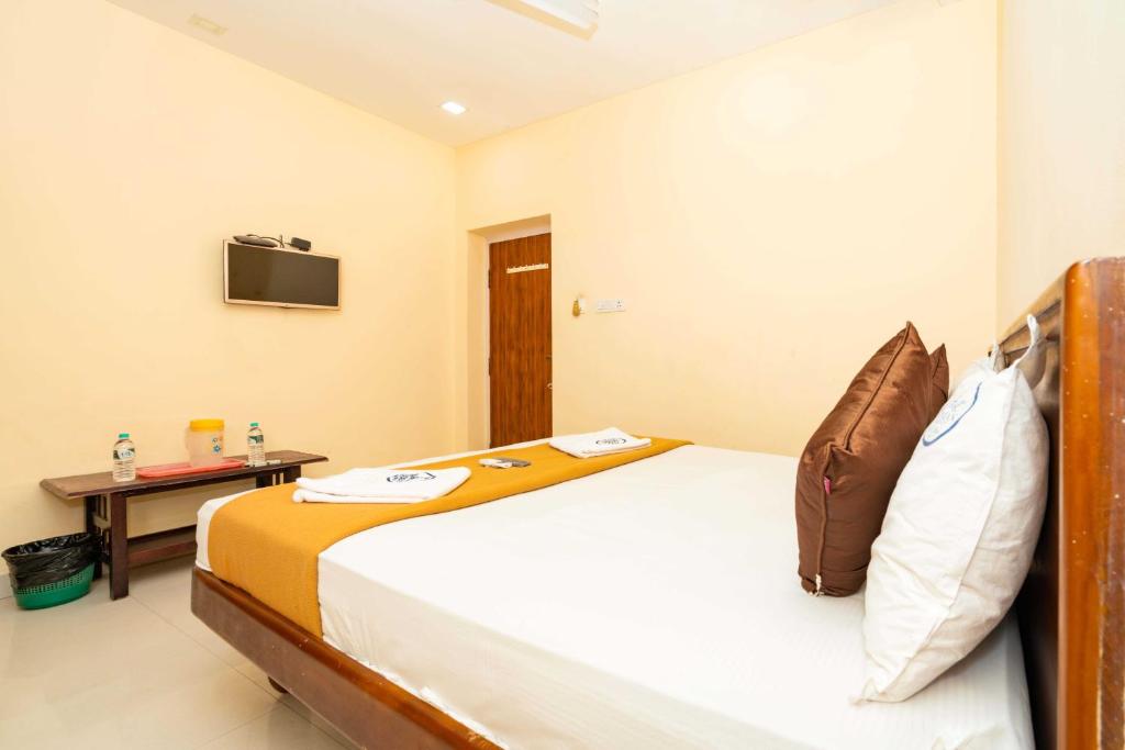 Postel nebo postele na pokoji v ubytování Amman Residency - Rameswaram