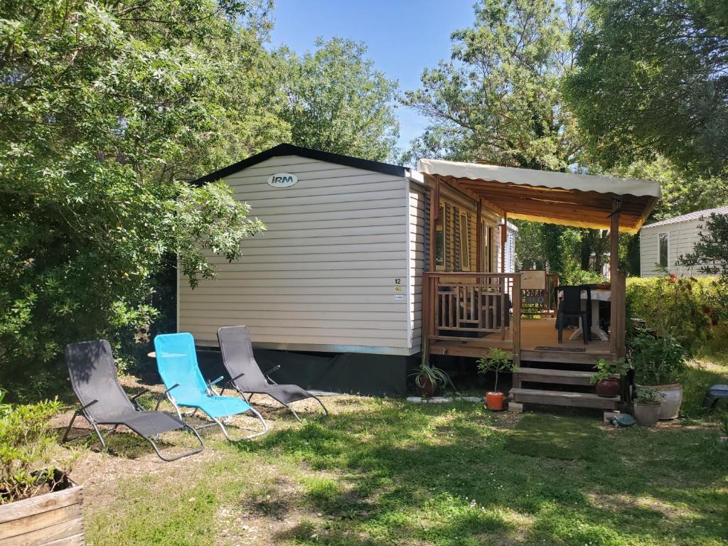 una cabina con due sedie e un gazebo di Le Casita 3 ch, au calme, sur parcelle arborée a Lattes