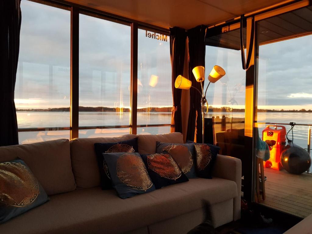 Et opholdsområde på Wasserapartment Cityport - Schwimmende Ferienwohnung