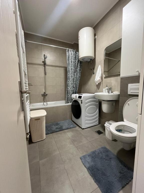 ein Badezimmer mit einem WC, einer Badewanne und einem Waschbecken in der Unterkunft Apartman Central in Banja Luka