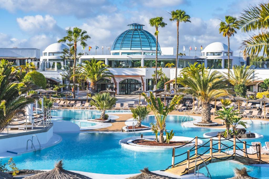 vista su un resort con palme e piscina di Elba Premium Suites - Adults Only a Playa Blanca