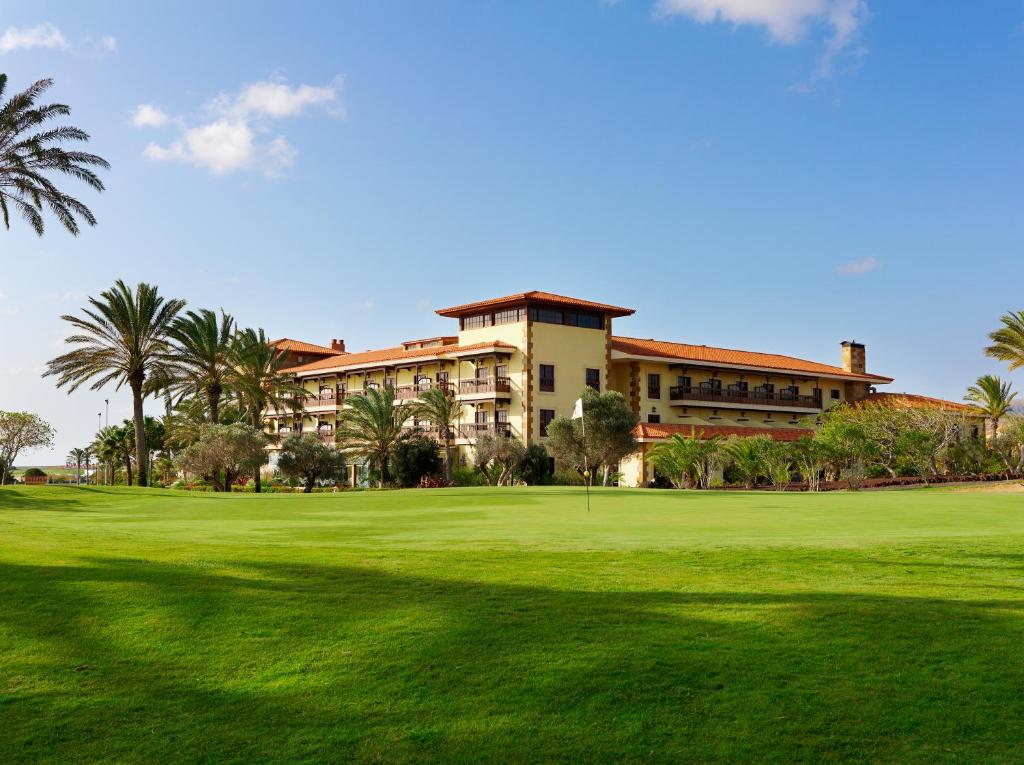 Blick auf das Resort vom Golfplatz in der Unterkunft Elba Palace Golf Boutique Hotel - Adults Only in Caleta de Fuste