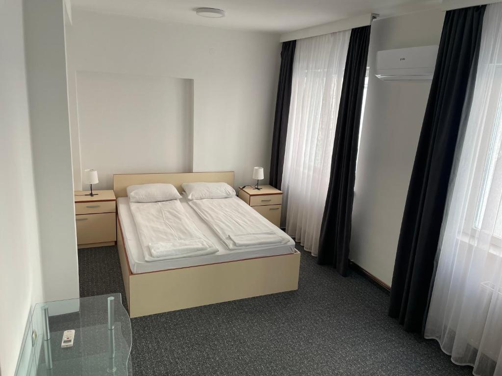 Postel nebo postele na pokoji v ubytování Hotel Ada - Otoka