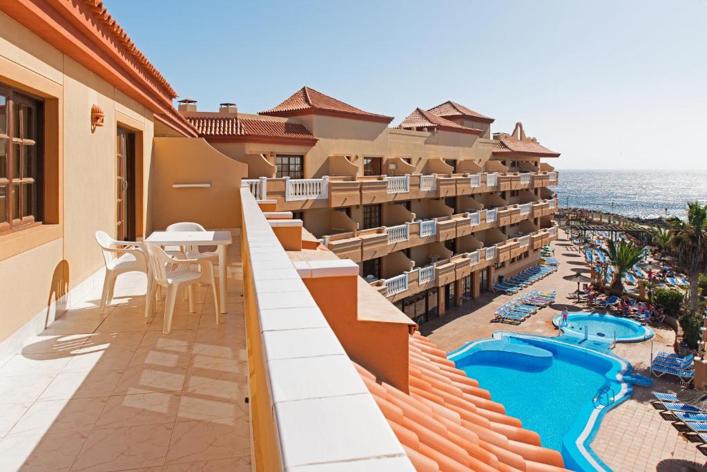 balcone di un hotel con vista sull'oceano di Elba Castillo San Jorge & Antigua Suite Hotel a Caleta De Fuste