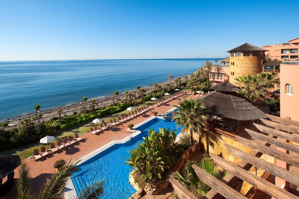 una vista aérea de un complejo con piscina y el océano en Elba Estepona Gran Hotel & Thalasso Spa, en Estepona