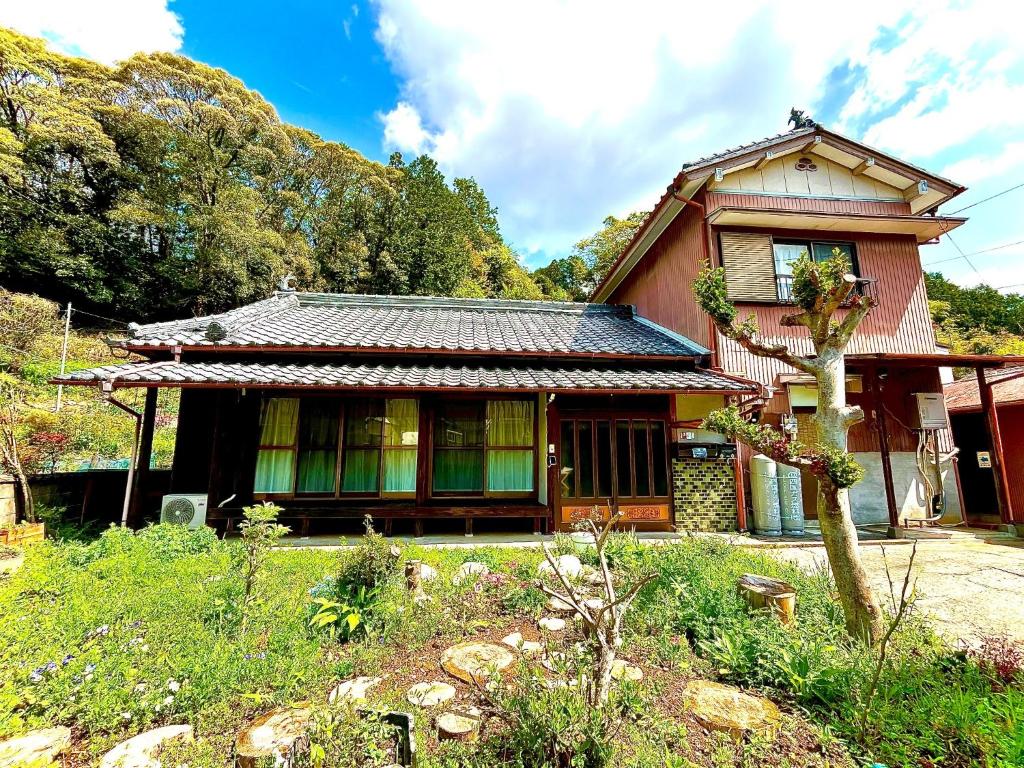 a house with a tree in front of it at Ikkenyado Smeura - Vacation STAY 53726v in Otoyocho