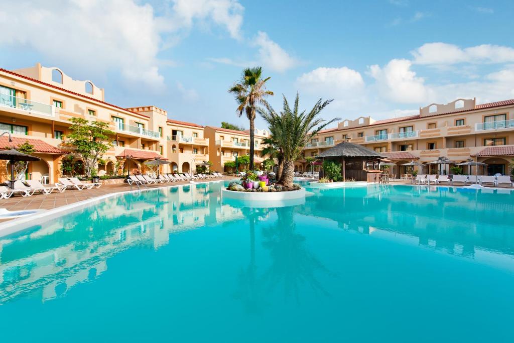 vista sulla piscina del resort di Elba Lucía Sport & Suite Hotel a Costa de Antigua