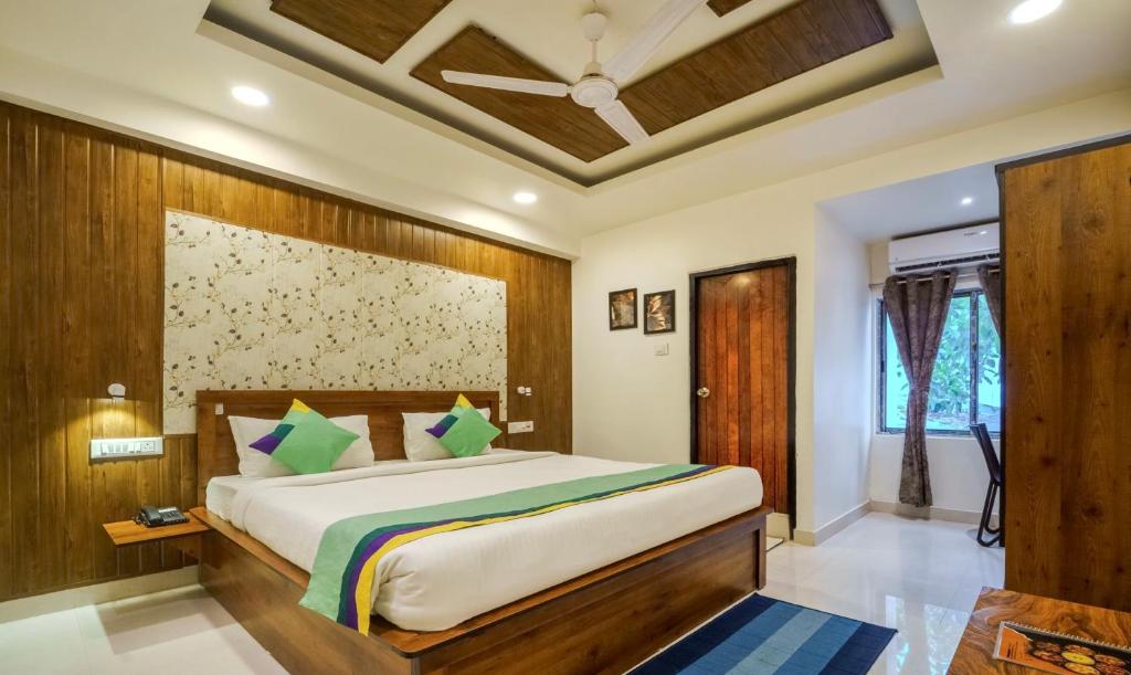 a bedroom with a large bed in a room at Treebo Trend Park Palace in Guwahati