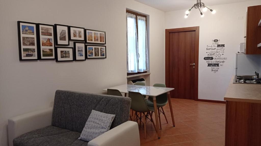 a living room with a table and a chair at La Dama di Fiori in Verolanuova