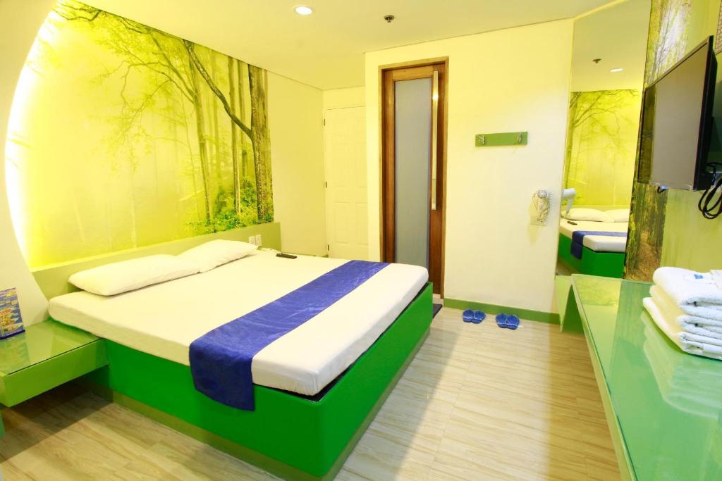 Postel nebo postele na pokoji v ubytování Hotel Dreamworld Araneta Cubao