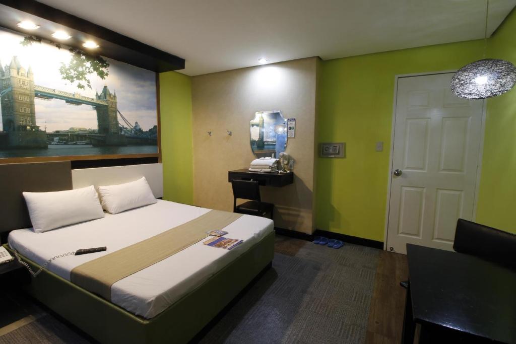 Postel nebo postele na pokoji v ubytování Hotel Dreamworld Araneta Cubao