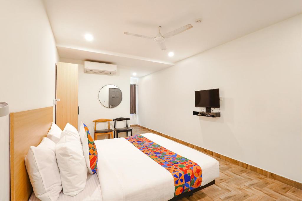 Postel nebo postele na pokoji v ubytování Fabhotel Perfect Stays - Near Chrompet Railway Station