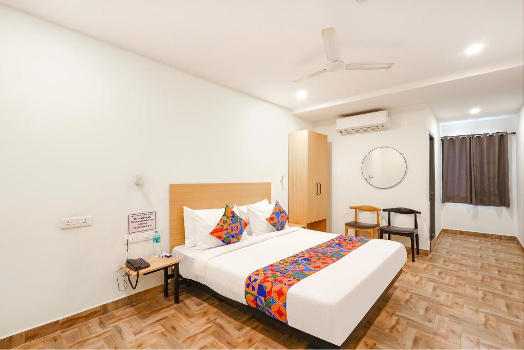een slaapkamer met een groot bed in een kamer bij FabHotel Perfect Stays in Chennai