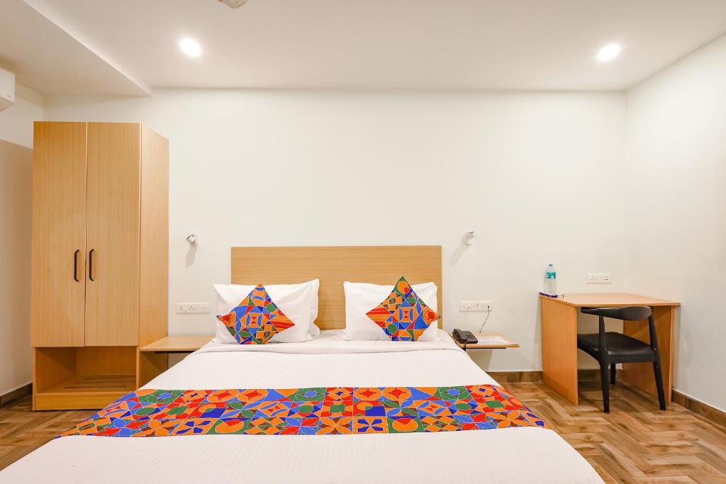 Postel nebo postele na pokoji v ubytování Fabhotel Perfect Stays - Near Chrompet Railway Station
