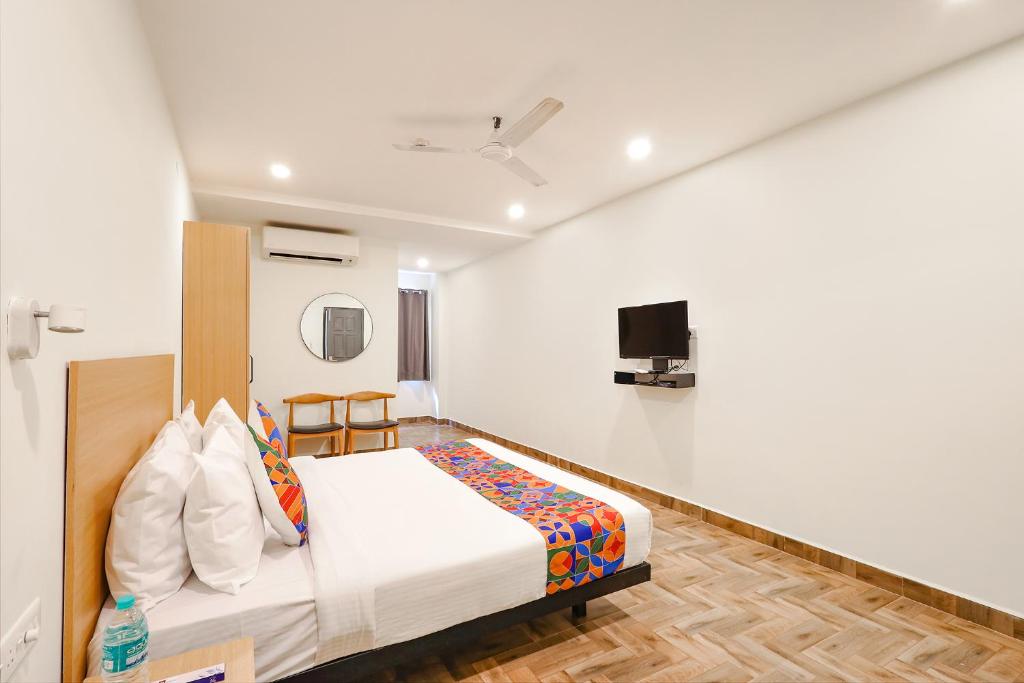 TV a/nebo společenská místnost v ubytování Fabhotel Perfect Stays - Near Chrompet Railway Station
