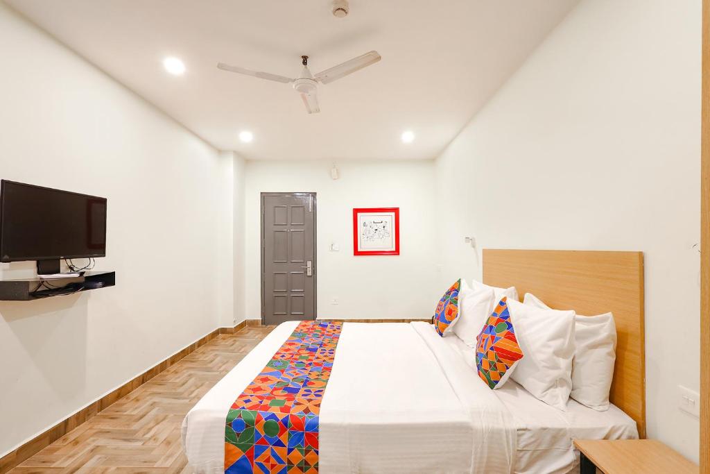 TV a/nebo společenská místnost v ubytování Fabhotel Perfect Stays - Near Chrompet Railway Station