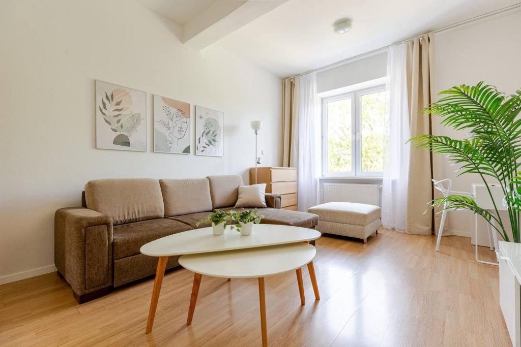 ein Wohnzimmer mit einem Sofa und einem Tisch in der Unterkunft Sage Apartment Old Town Bratislava in Bratislava