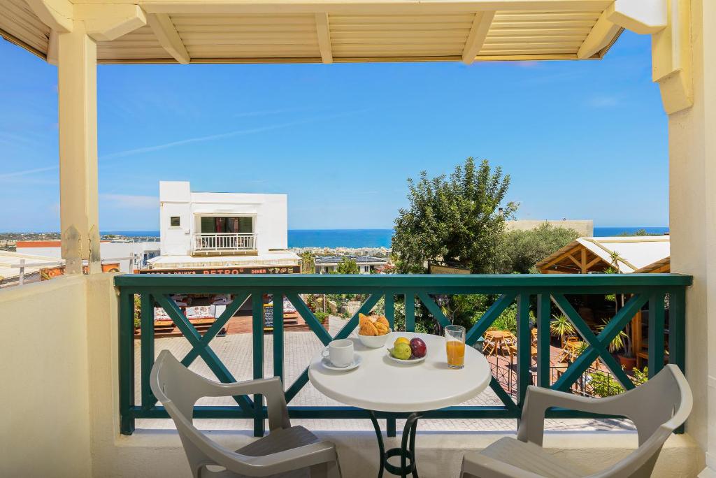 patio con mesa y sillas en el balcón en Elen-Mari en Hersonissos