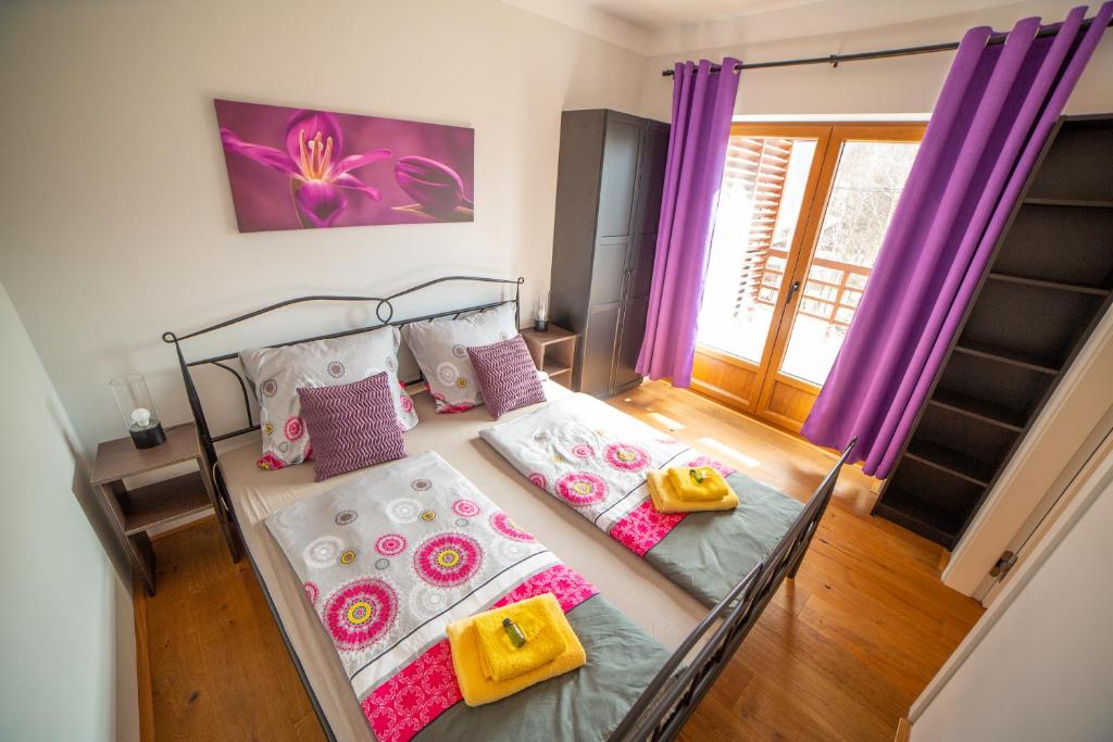 Postel nebo postele na pokoji v ubytování Apartmán Andrasa v Krkonoších se saunou a terasou