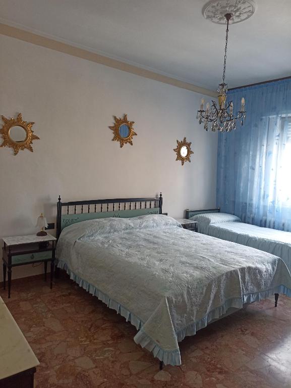 Łóżko lub łóżka w pokoju w obiekcie Alba sul mare