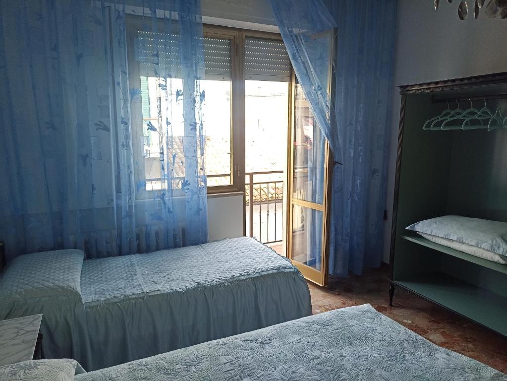 Łóżko lub łóżka w pokoju w obiekcie Alba sul mare