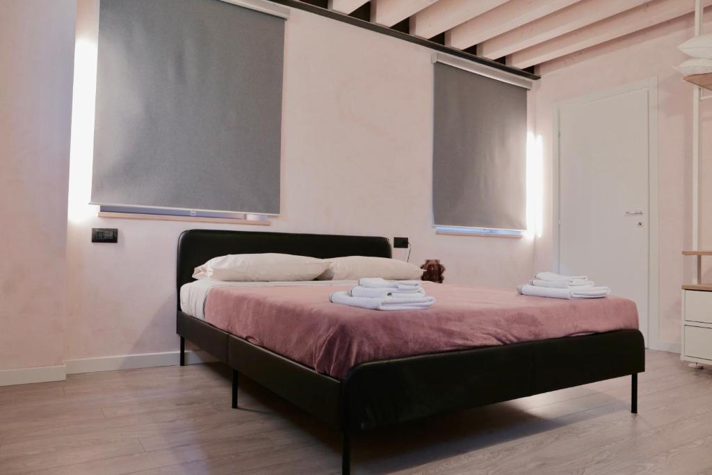 a bedroom with a bed with towels on it at Un sogno che si avvera apartments in Gorizia