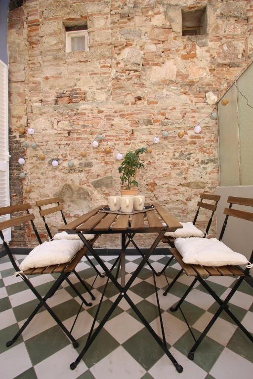 une table en bois avec deux chaises et un mur en briques dans l'établissement Casa Ada, à Pontedera