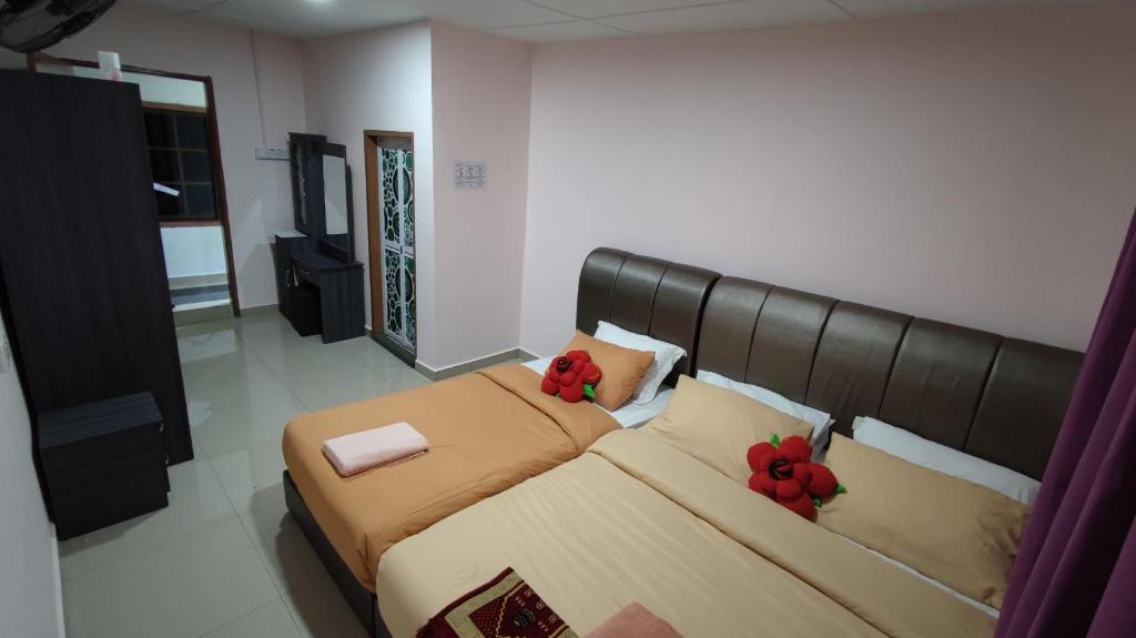 um quarto com uma cama com dois bichos de peluche em Santai Desa Chalet musleem 0nly em Brinchang