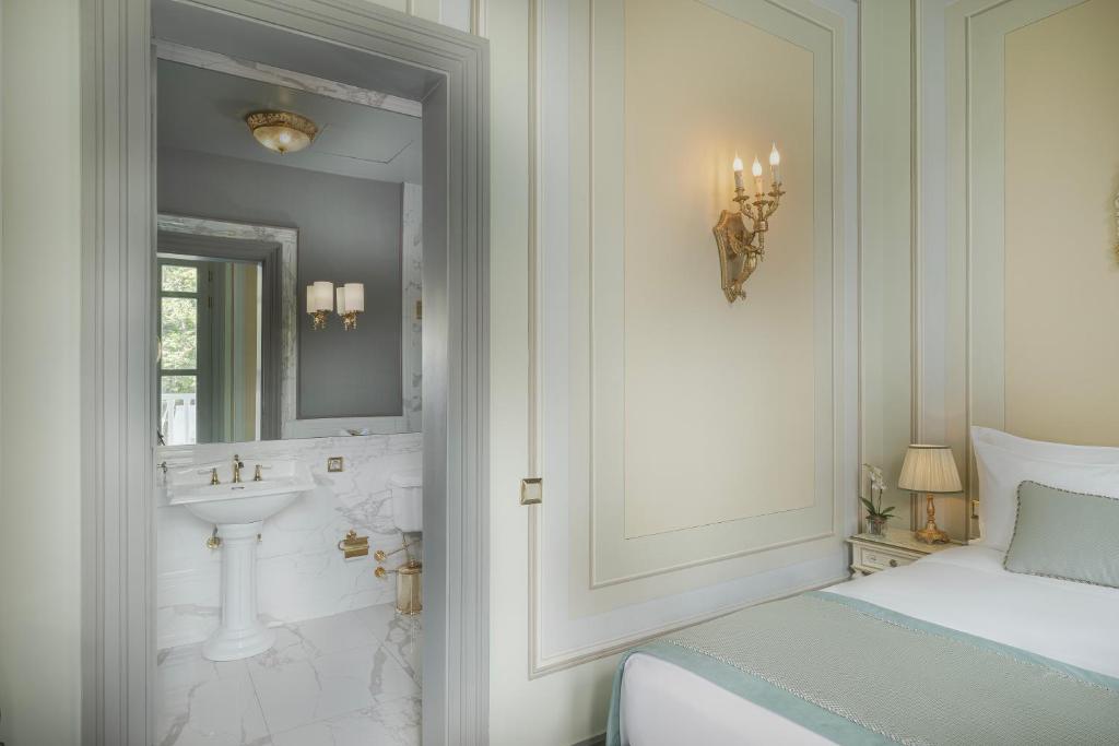 A bathroom at Bosphorus Palace Hotel
