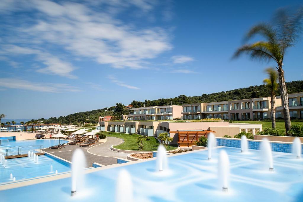 widok na basen w ośrodku w obiekcie Miraggio Thermal Spa Resort w mieście Paliouri