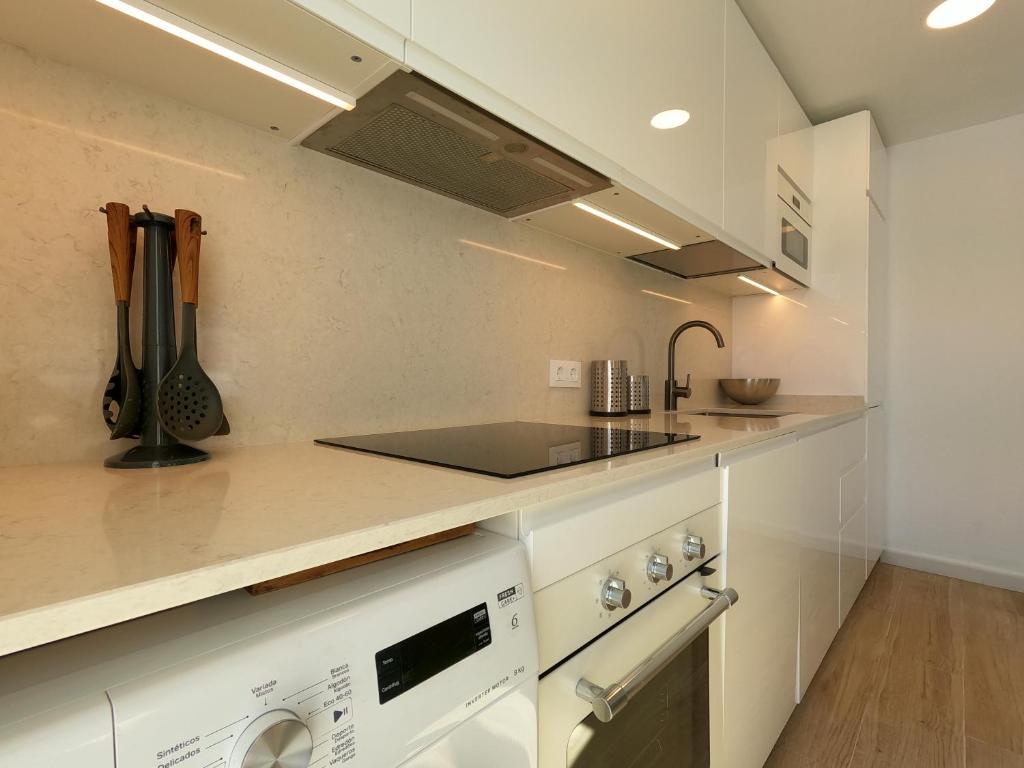 Kuchyňa alebo kuchynka v ubytovaní Preciosa Villa Independiente 100metros playa 10personas, Free Parking, Fully renovated Now