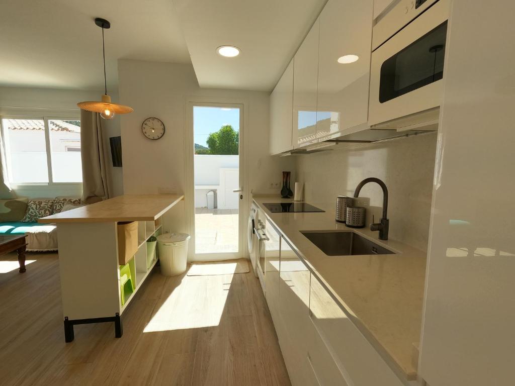 Kuchyňa alebo kuchynka v ubytovaní Preciosa Villa Independiente 100metros playa 10personas, Free Parking, Fully renovated Now
